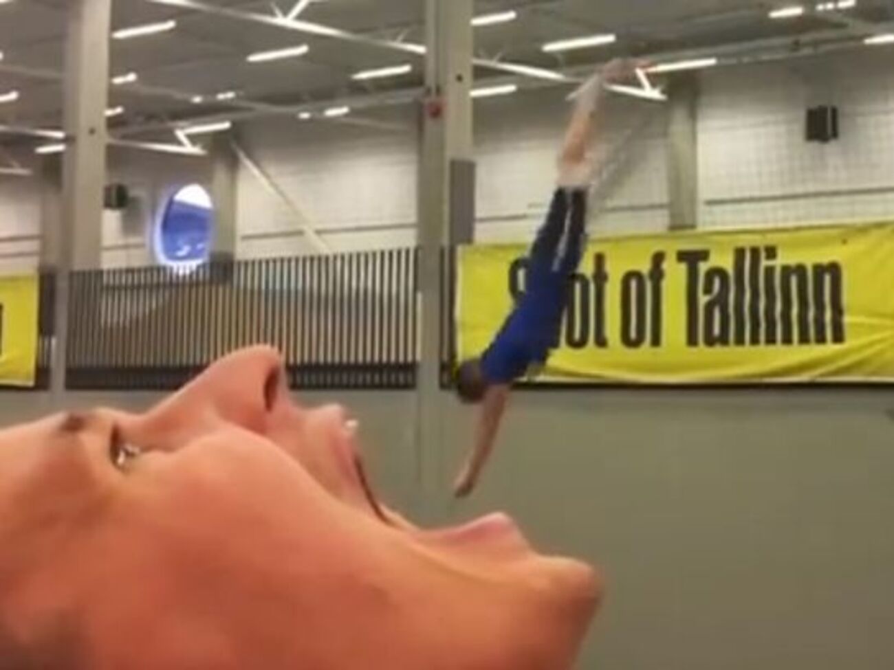 Створюється враження, що один акробат застрибує в рот іншому