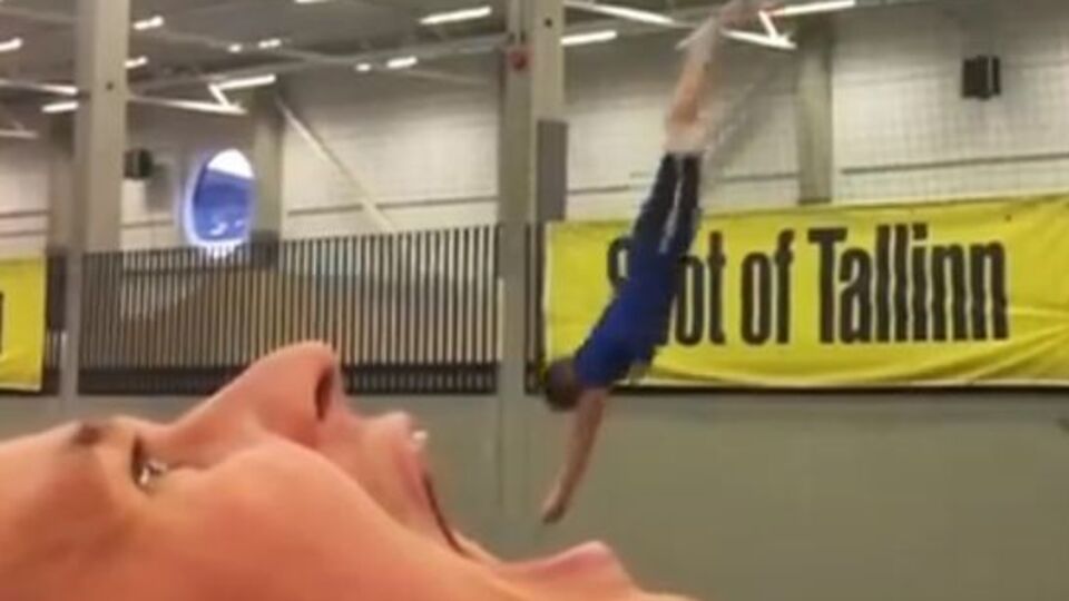 Створюється враження, що один акробат застрибує в рот іншому