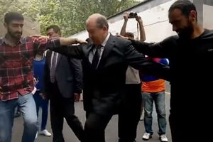 Перед танцем Саркисян выслушал протестующих