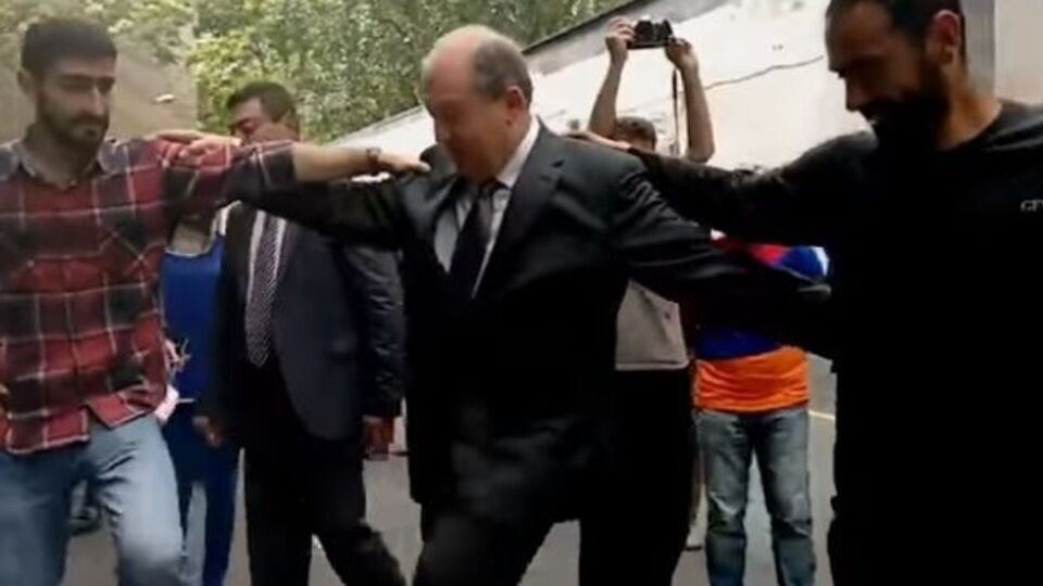 Перед танцем Саркисян выслушал протестующих