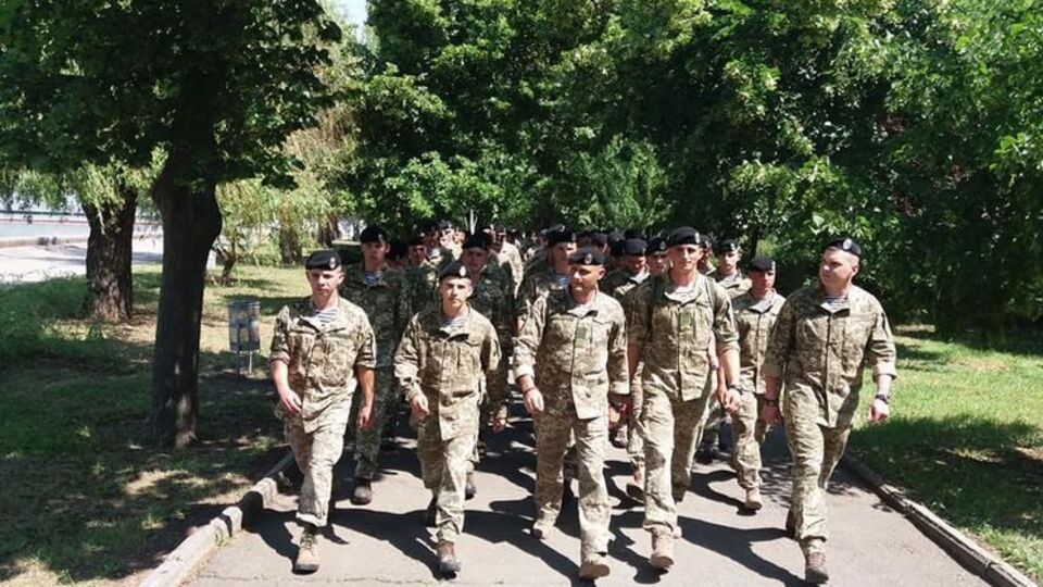 Морські піхотинці з Феодосії ввійшли в парадний стрій у чорних беретах