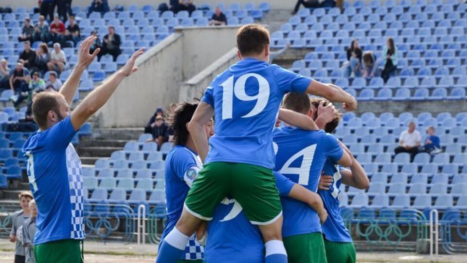 Кривошейкін грає за "Кристал"