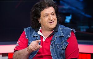 Бобул: Народ стал очень бедный. Это я чувствую по себе. Артист – как барометр. Что людям нужно? Хлеба и зрелищ! Что сегодня мы имеем? Ни того, ни другого!