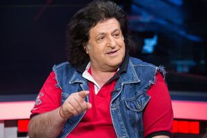 Бобул: Народ стал очень бедный. Это я чувствую по себе. Артист – как барометр. Что людям нужно? Хлеба и зрелищ! Что сегодня мы имеем? Ни того, ни другого!