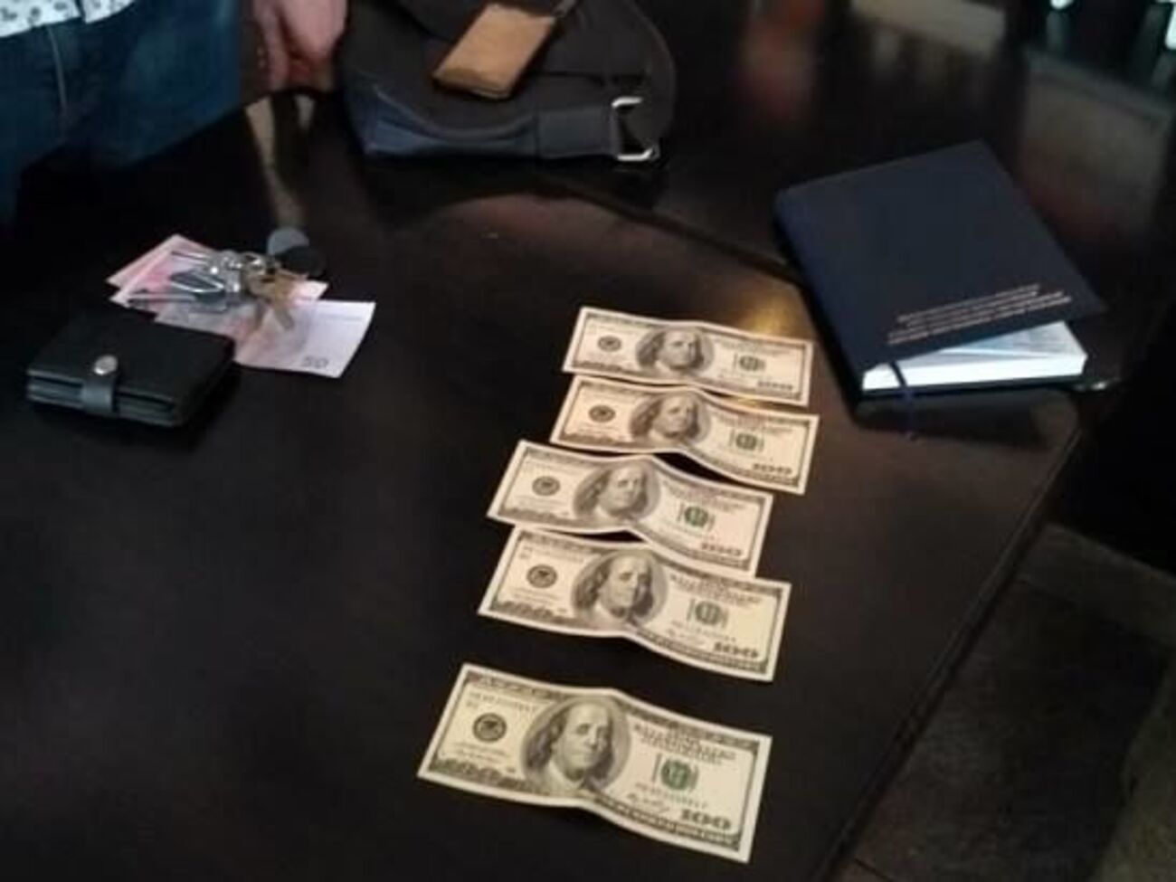 Затриманий намагався передати 31-річному капітану поліції $500