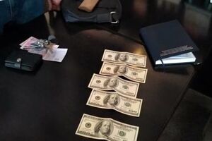 Затриманий намагався передати 31-річному капітану поліції $500