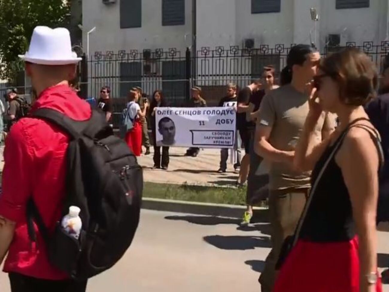 Під посольством РФ проходить акція на підтримку Сенцова