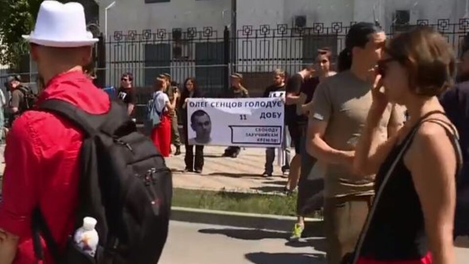 Под посольством РФ проходит акция в поддержку Сенцова