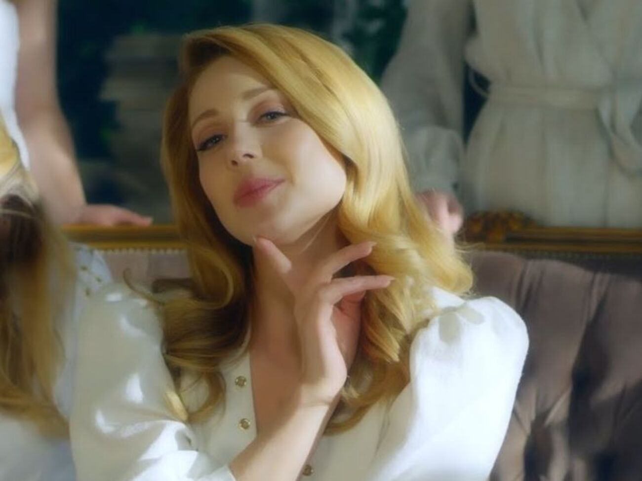 Тина Кароль появилась в кадре в светлом платье