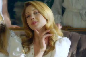 Тіна Кароль з'явилася в кадрі у світлій сукні