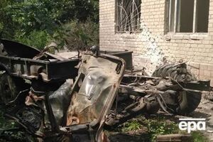 В результате обстрела повреждены стены и окна медицинских учреждений, прилегающий газопровод и несколько автомобилей