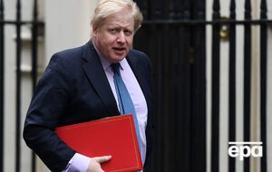 Джонсон заявив під час розмови, що Лондон продовжить посилювати тиск на деяких російських олігархів з оточення Путіна