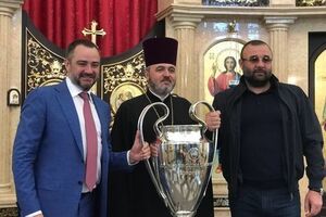 Павелко (слева) привозил футбольный трофей в храм "Нечаянная радость" в Днепре