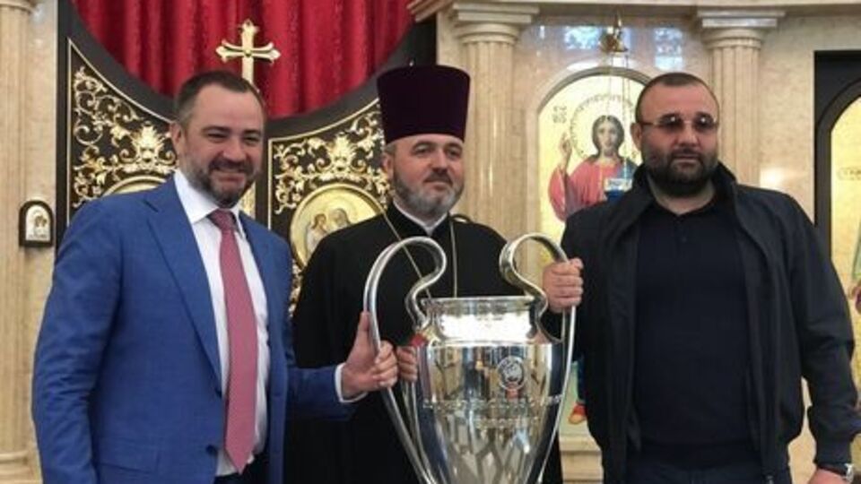 Павелко (ліворуч) привозив футбольний трофей у храм "Несподівана радість" у Дніпрі
