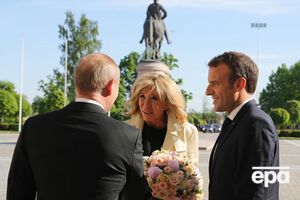 Бриджит Макрон с улыбкой приняла букет от Путина