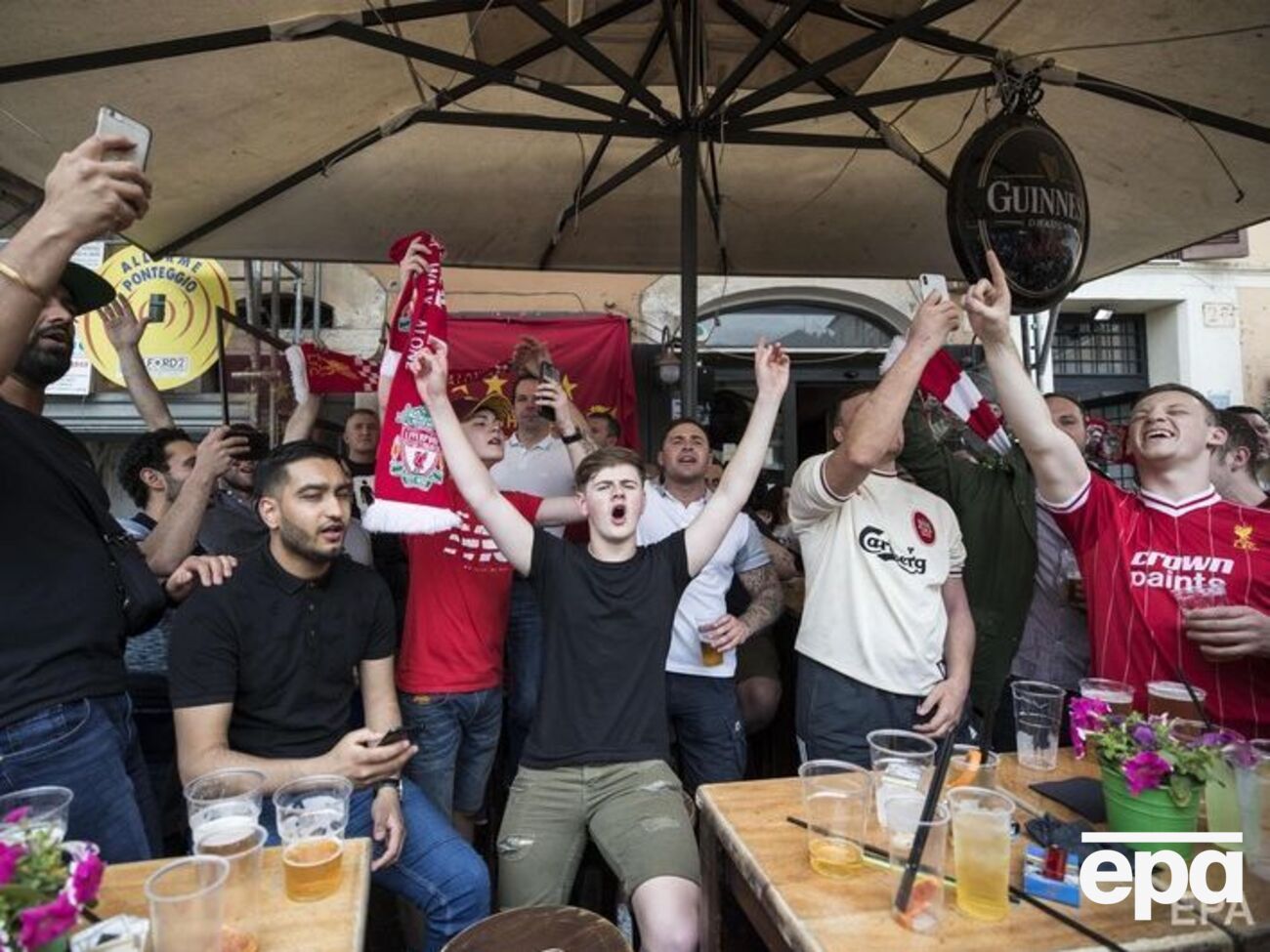 Фаны "Ливерпуля" утверждают, что просто отдыхали в ресторане