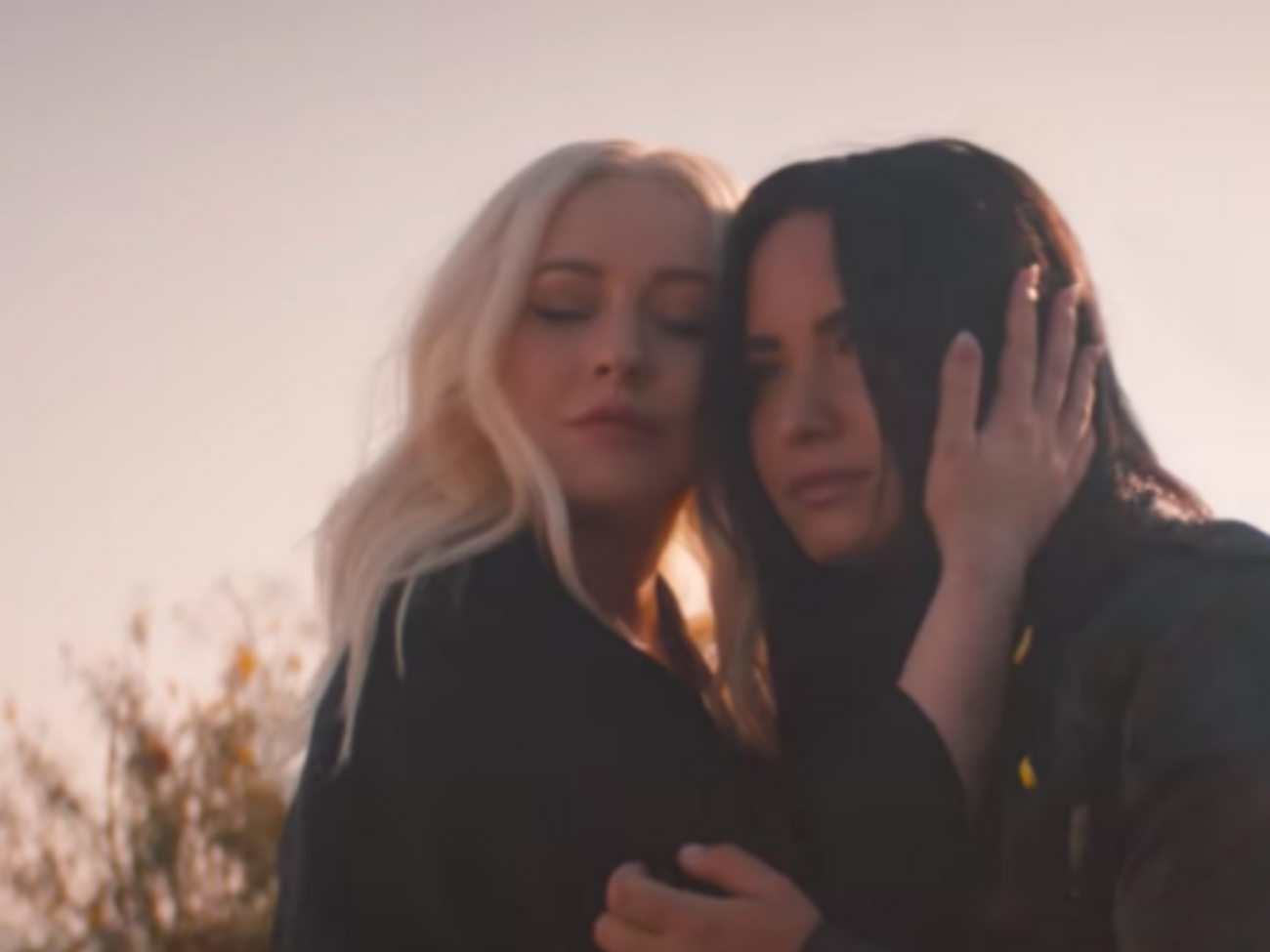 Агилера и Ловато исполнили роли в совместном клипе