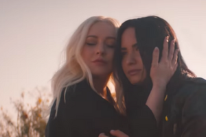 Агилера и Ловато исполнили роли в совместном клипе