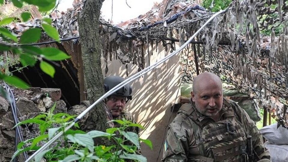 Турчинов сказал, что, несмотря на постоянные провокации со стороны боевиков, украинские военные улучшили свои позиции на Донбассе