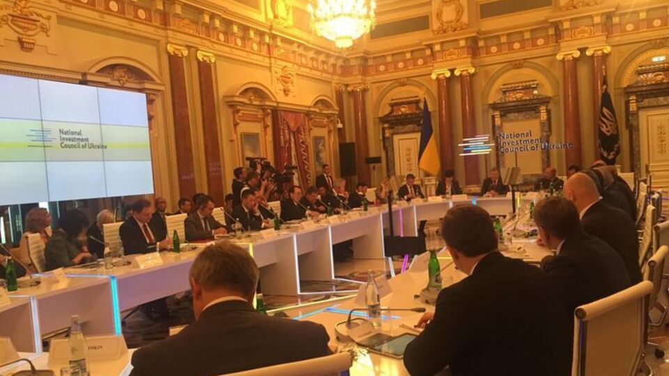 Порошенко виступає за скасування мораторію на продаж землі