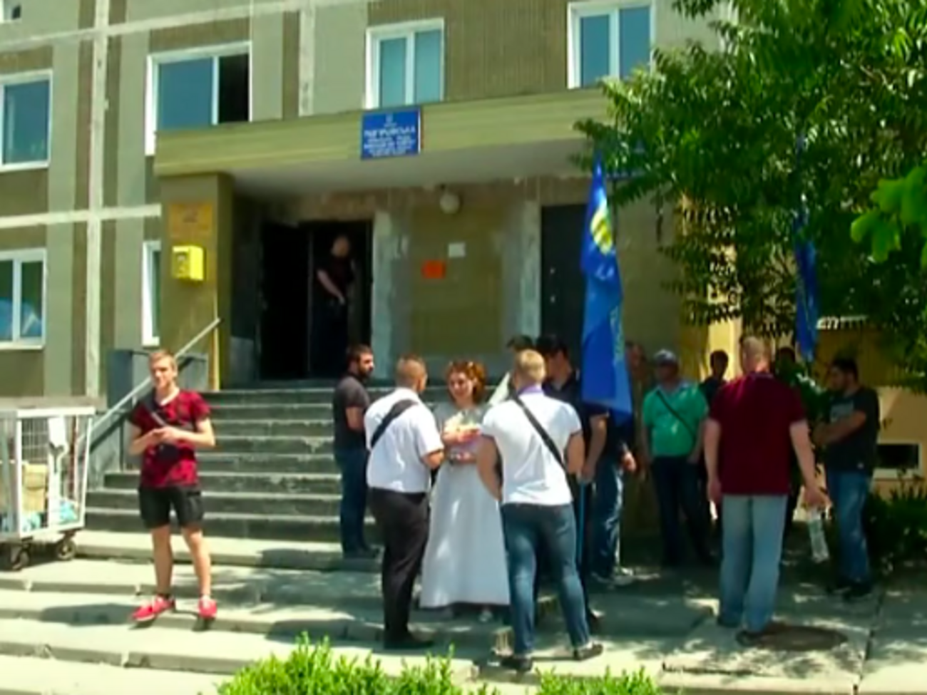 Мешканці кажуть, що після здання будинку в експлуатацію кількість жителів села зросте на десятки тисяч осіб, а інфраструктура не готова до цього