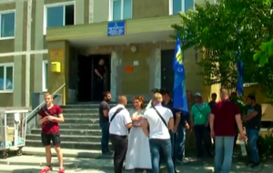 Мешканці кажуть, що після здання будинку в експлуатацію кількість жителів села зросте на десятки тисяч осіб, а інфраструктура не готова до цього