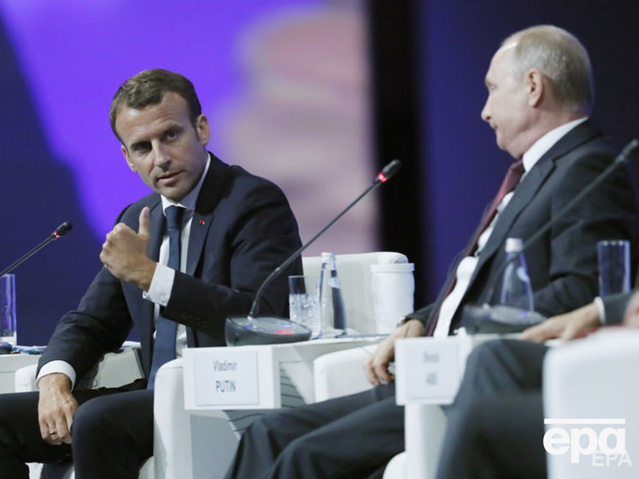 Макрон и Путин поговорили на форуме в Санкт-Петербурге