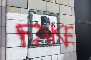 Вандал за допомогою балончика з фарбою зіпсував малюнки в центрі Києва