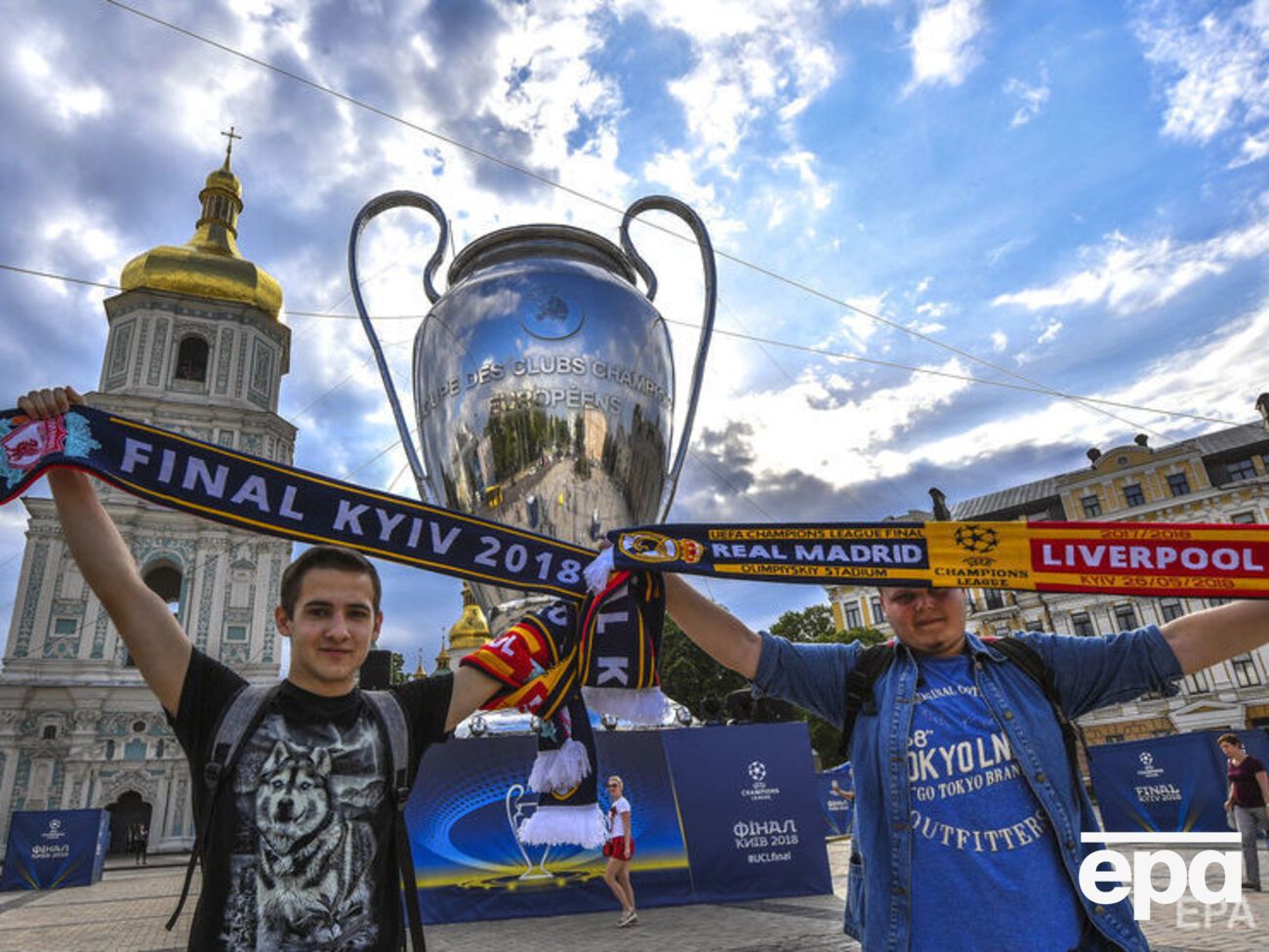 20-метровую модель кубка установили на Софийской площади в Киеве