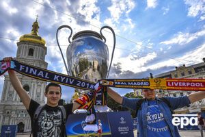 20-метровую модель кубка установили на Софийской площади в Киеве