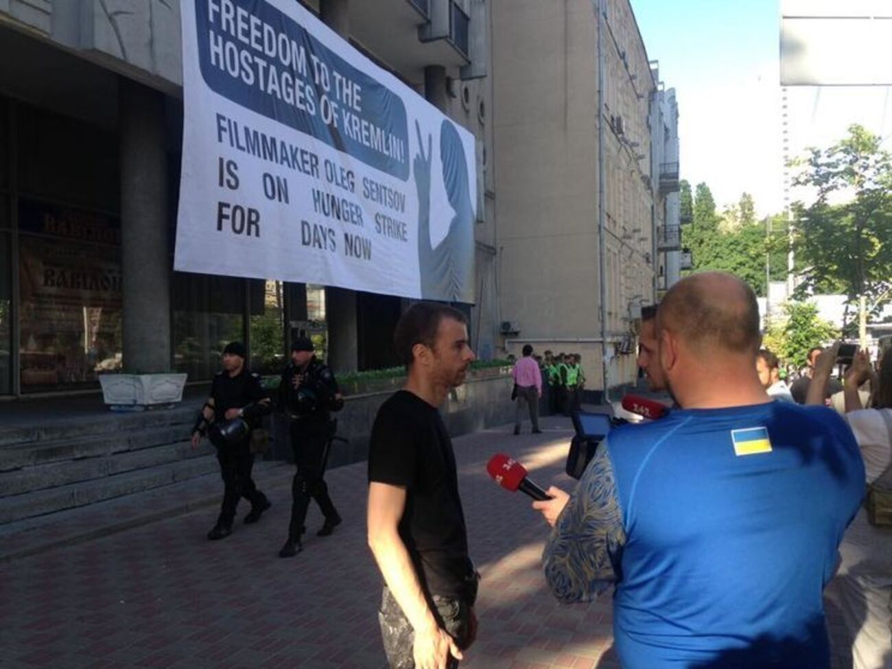 Банер на підтримку українських політв'язнів знову висить
