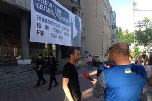 Банер на підтримку українських політв'язнів знову висить