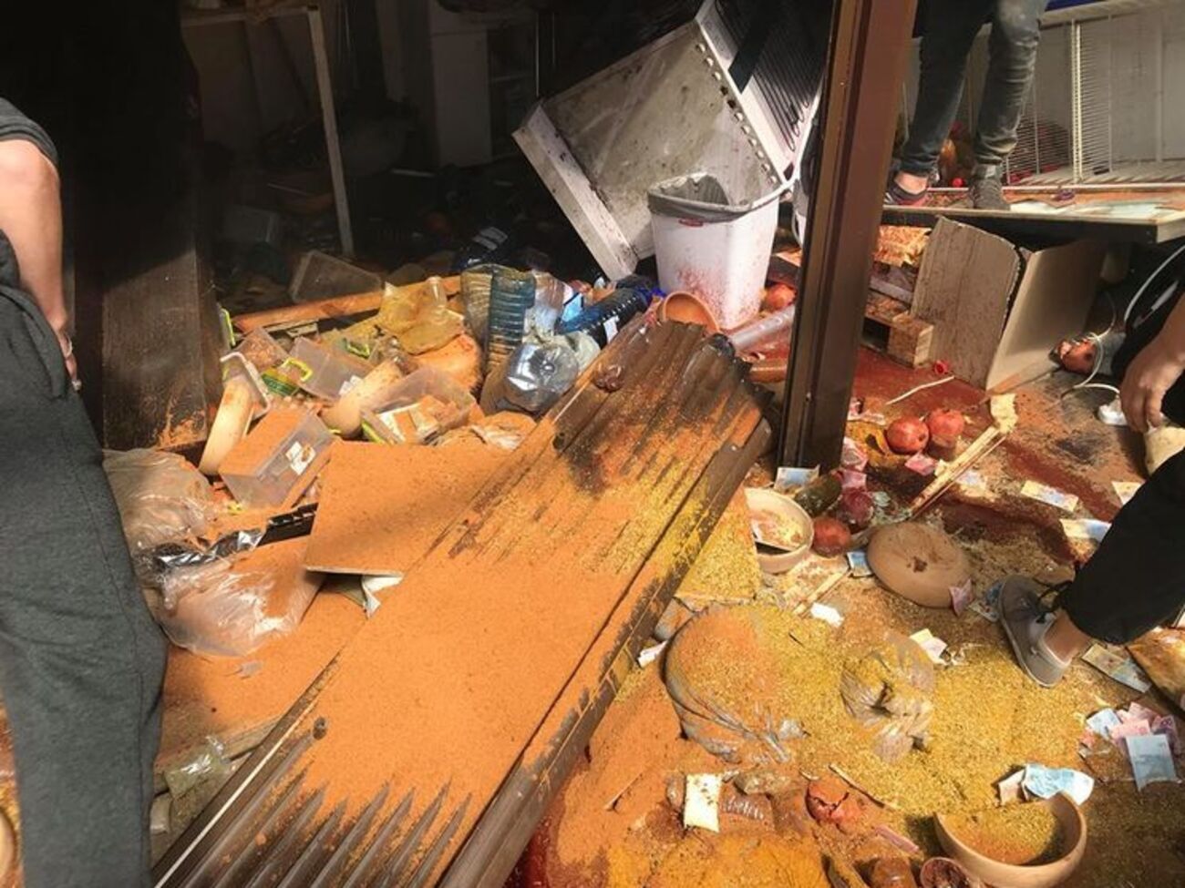 Последствия погрома на рынке у станции метро "Лесная"