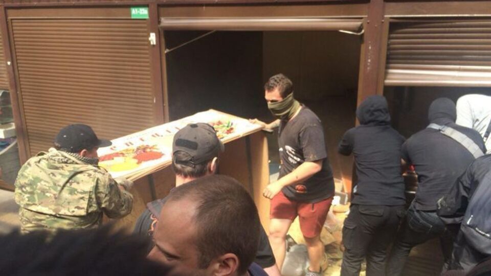 Зловмисники влаштували погром і бійку з поліцейськими