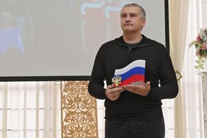 Аксенова назначили "главой" Совмина Крыма в апреле 2014 года