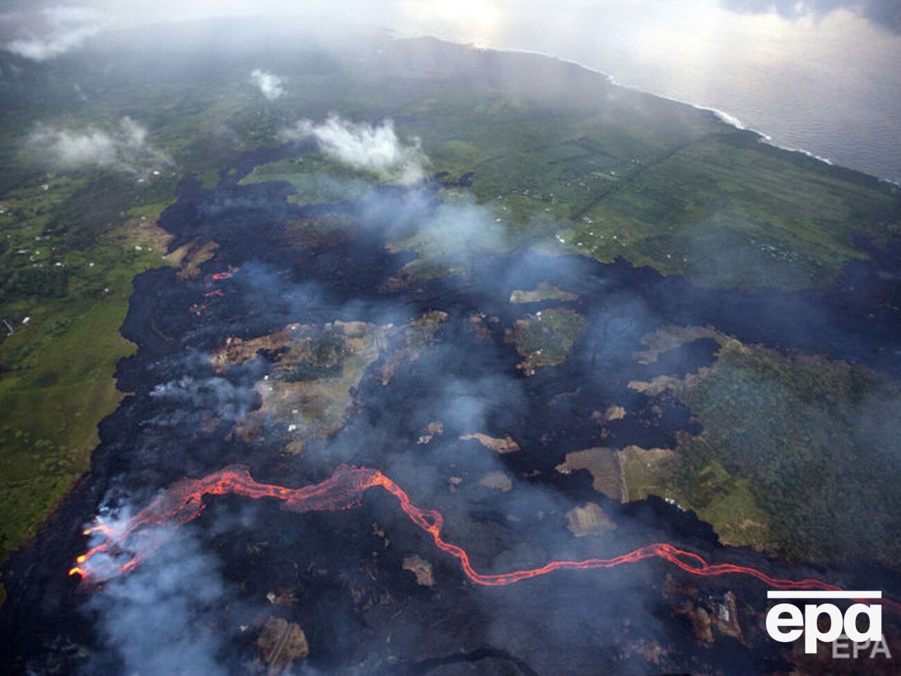 Вулкан продолжает извергаться