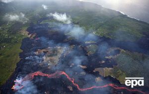 Вулкан і далі вивергається