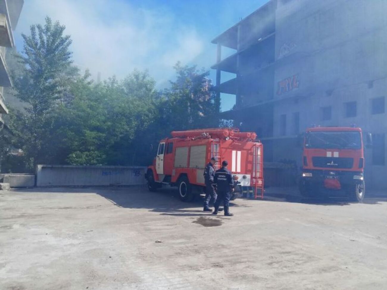 Пожежники намагаються ліквідувати вогонь у будівлі колишнього кінотеатру "Екран"