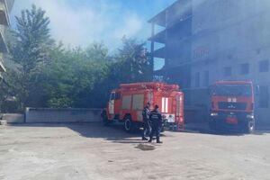 Пожежники намагаються ліквідувати вогонь у будівлі колишнього кінотеатру "Екран"