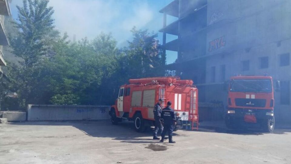 Пожежники намагаються ліквідувати вогонь у будівлі колишнього кінотеатру "Екран"