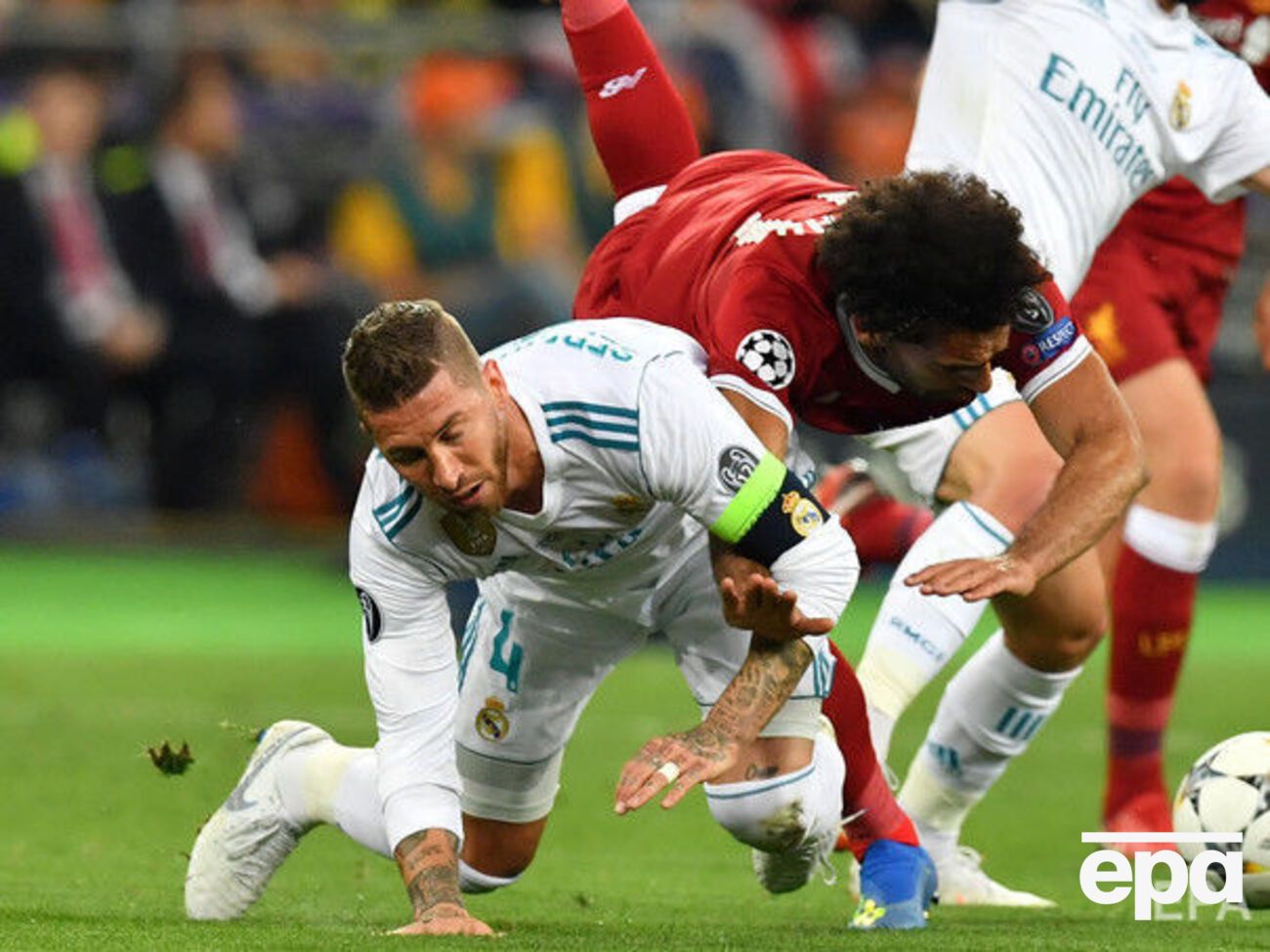 На 30-й минуте финального матча Лиги чемпионов в Киеве Салах (в красной форме) покинул&nbsp;поле из-за травмы, полученной после столкновения с Рамосом