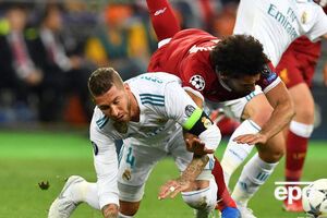 На 30-й хвилині фінального матчу Ліги чемпіонів у Києві Салах (у червоній формі) покинув поле через травму внаслідок зіткнення з Рамосом