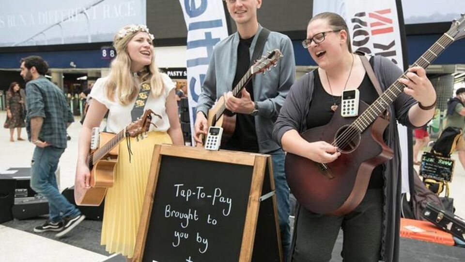 Музыканты смогут собирать пожертвования с помощью системы бесконтактных платежей