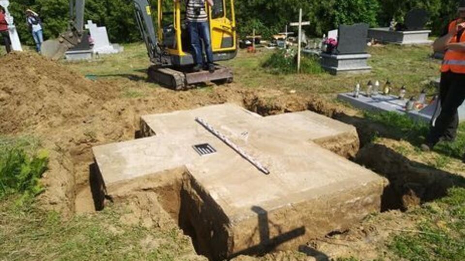 На месте разрушенного памятника археологи обнаружили захоронение