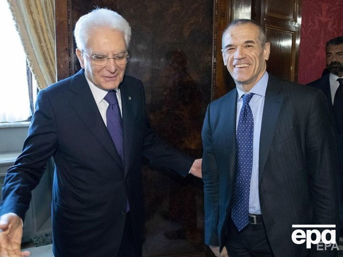 Маттарелла (слева) считает Коттарелли лучшим кандидатом на пост нейтрального премьера