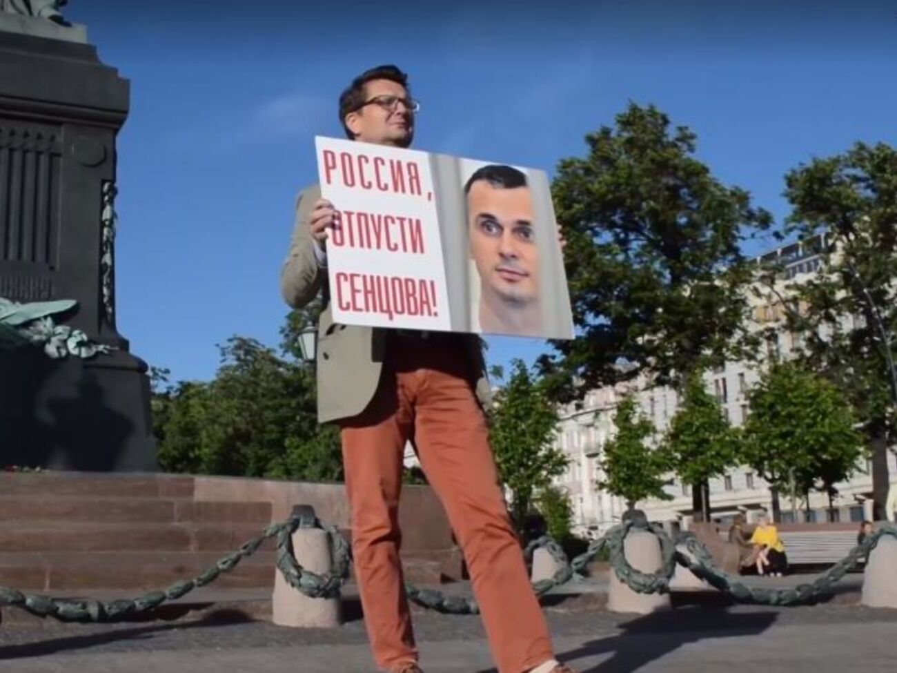 Сушкевич вышел на одиночный пикет в поддержку Сенцова
