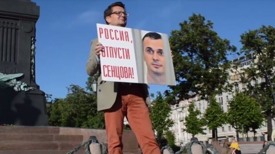 Сушкевич вышел на одиночный пикет в поддержку Сенцова