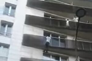 Батько покинув дитину одну вдома