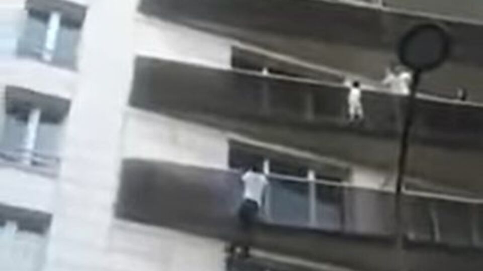 Батько покинув дитину одну вдома