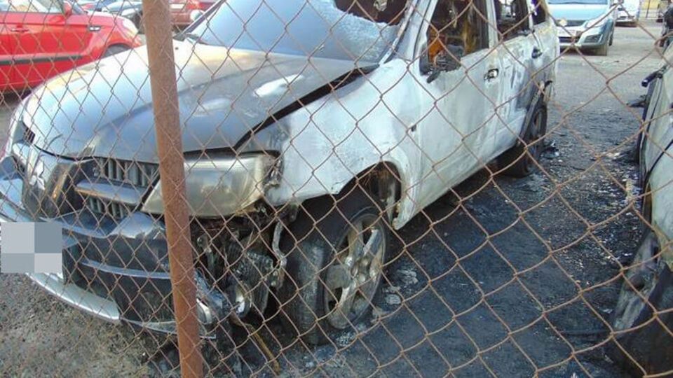 Невідомий облив машину бензином, підпалив і поїхав